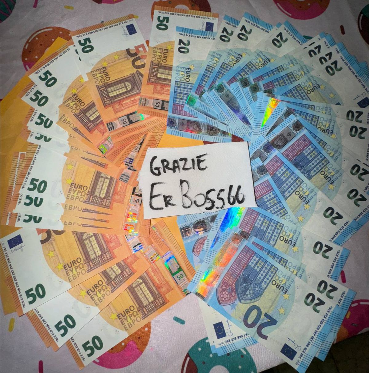 Détail rapproché d'un billet contrefait de 50 euros, mettant en valeur ses caractéristiques scannables et son authenticité