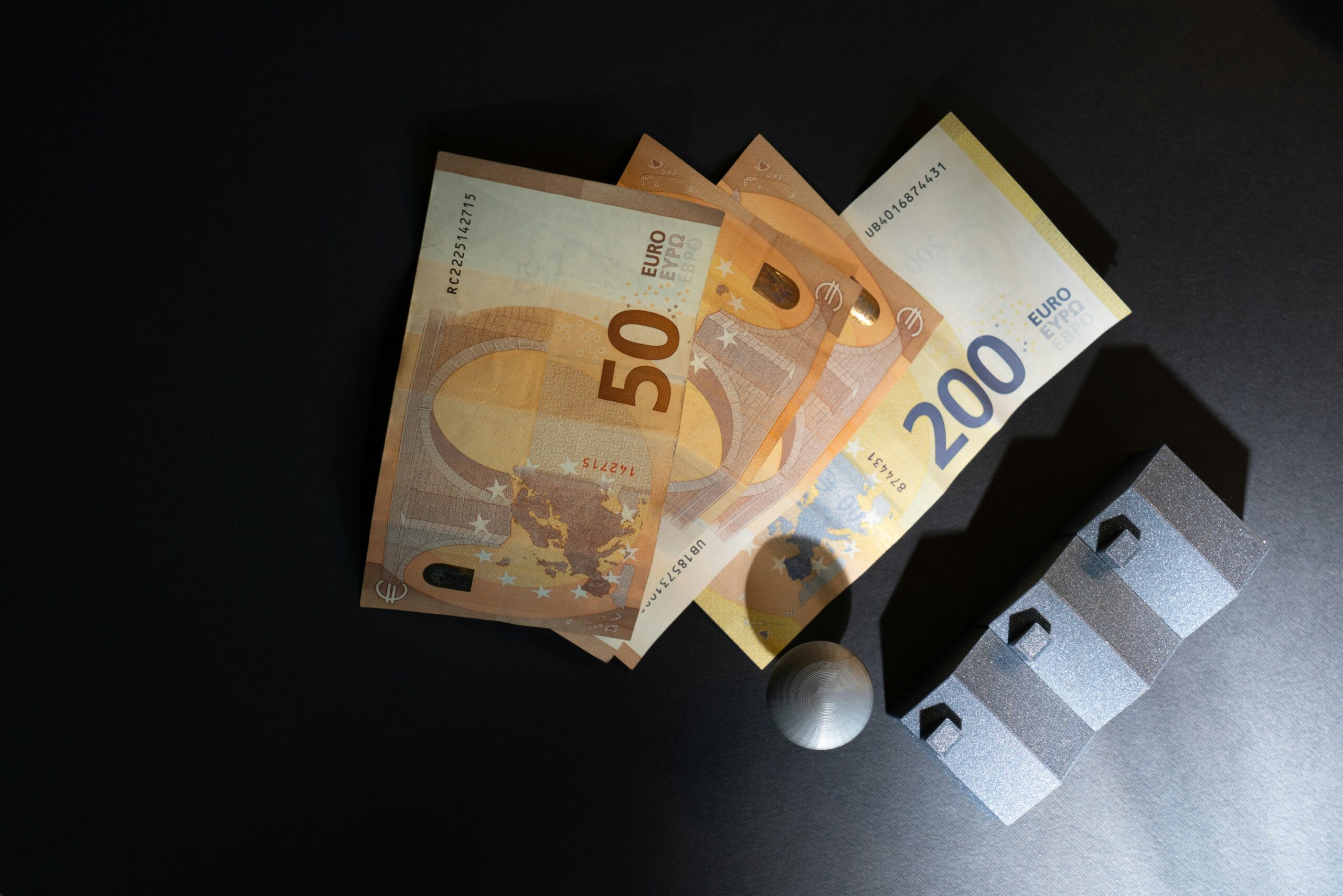 Billet contrefait authentique de 50 euros, gros plan sur les détails de sécurité scannables