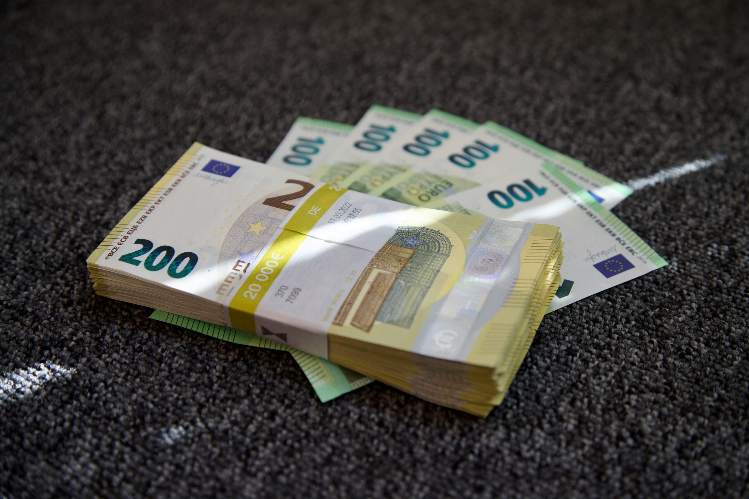 Portefeuille contenant des billets contrefaits euros, illustrant l’achat sécurisé en ligne