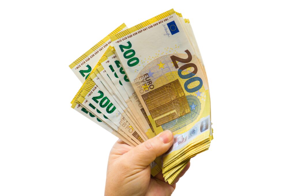 Bild eines gefälschten Euro-Banknotenstapels mit dem Text Kaufen Sie gefälschte Euro in Deutschland, hochwertiges, und unentdeckbares Falschgeld bestellen